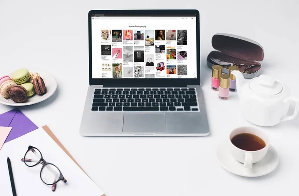 Ноутбук з pinterest сайт на робочому місці — стокове фото