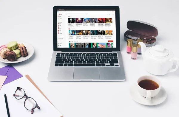 Laptop con sito web youtube sul posto di lavoro — Foto stock