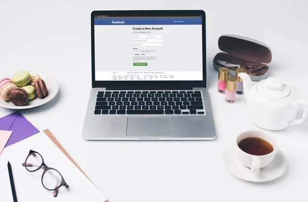 Laptop con sito facebook sul posto di lavoro — Foto stock
