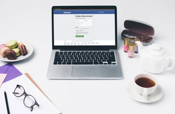 Ordinateur portable avec site facebook au travail — Photo de stock