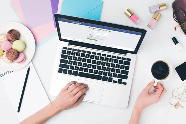 Woman working with laptop — Stock Photo