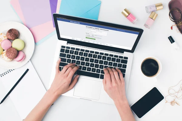 Woman using laptop — Stock Photo