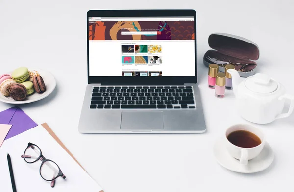 Ordinateur portable avec site web shutterstock sur le lieu de travail — Photo de stock