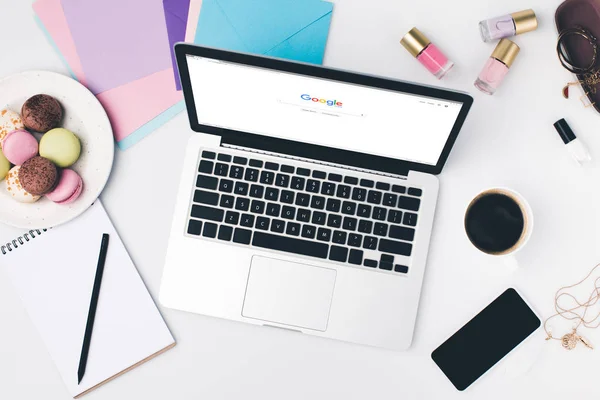 Laptop con sito web di google sul posto di lavoro — Foto stock