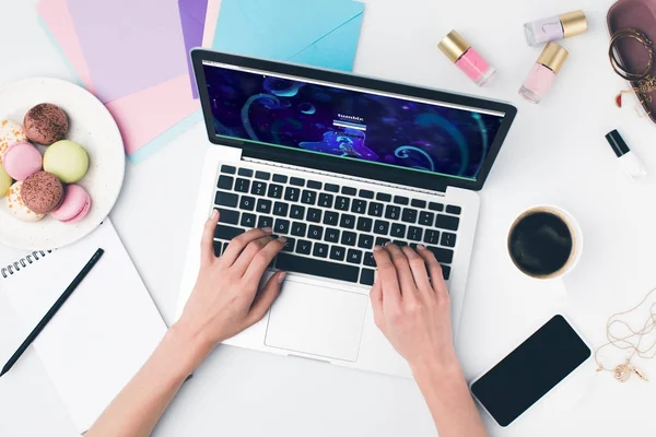 Woman using laptop — Stock Photo