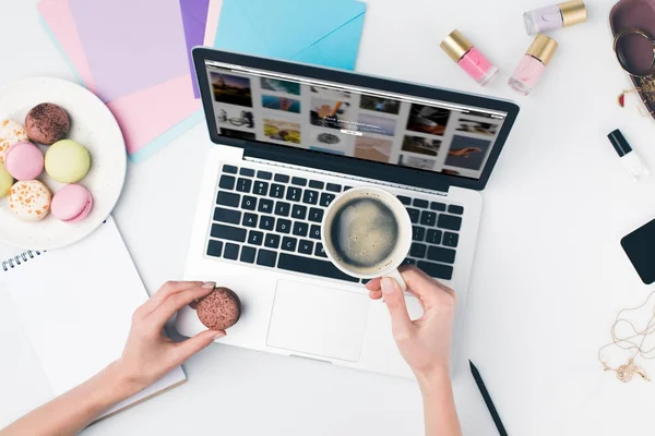 Femme buvant du café avec macaron — Photo de stock