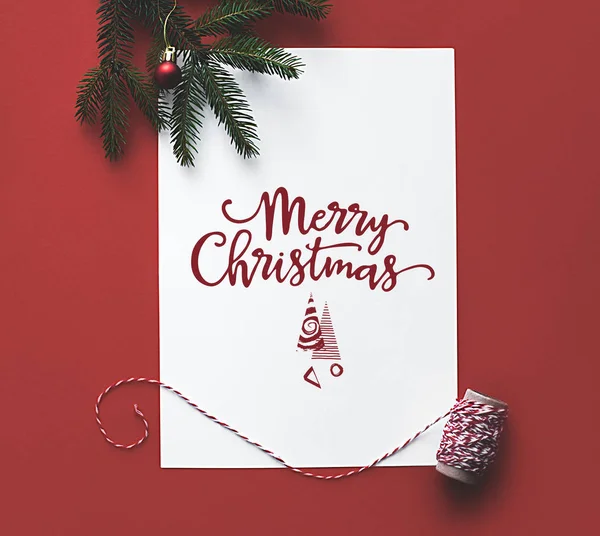 Tarjeta de Navidad con rama de abeto - foto de stock