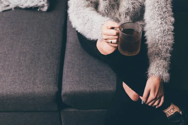 Mujer con taza de té - foto de stock