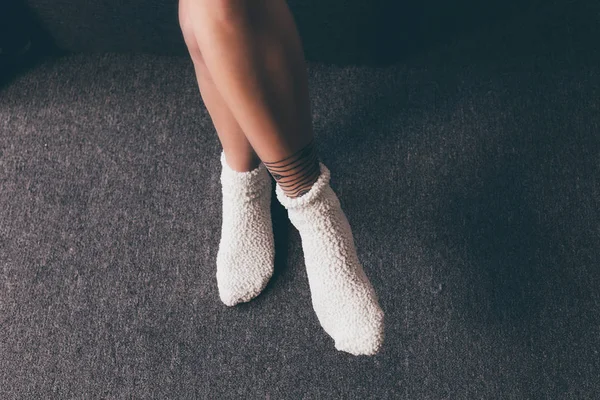 Frauenbeine in Socken — Stockfoto