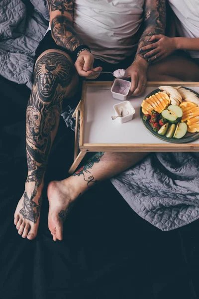 Couple petit déjeuner ensemble — Photo de stock