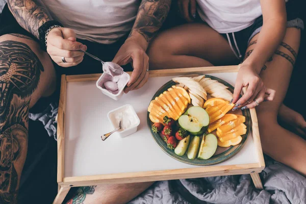 Couple petit déjeuner ensemble — Photo de stock