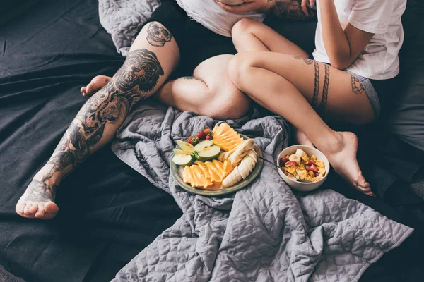Couple ayant un petit déjeuner sain au lit — Photo de stock