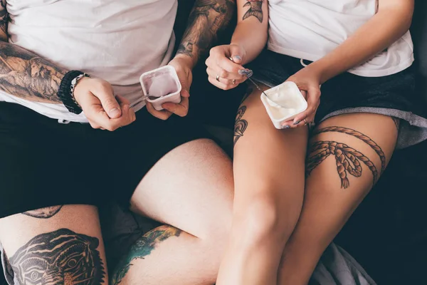 Couple eating yogurts in bed — Stock Photo