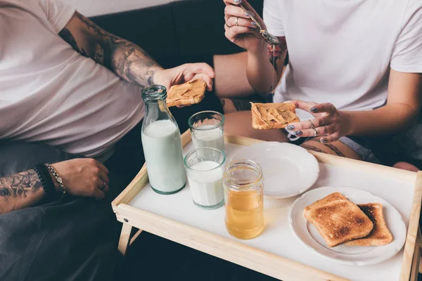 Paar frühstückt gemeinsam im Bett — Stockfoto