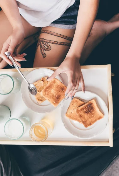 Femme mangeant du pain grillé — Photo de stock