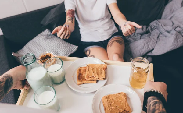 Homme avec petit déjeuner au lit pour petite amie — Photo de stock