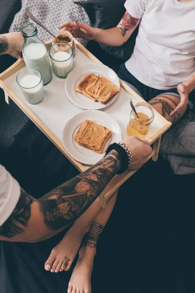 Man with breakfast in bed for girlfriend — Stock Photo