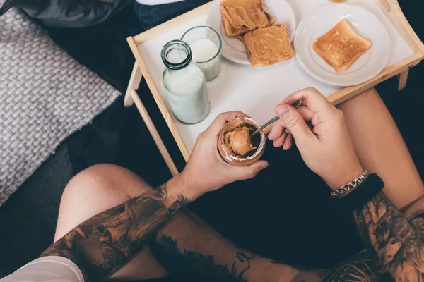 Paar isst Toasts im Bett — Stockfoto