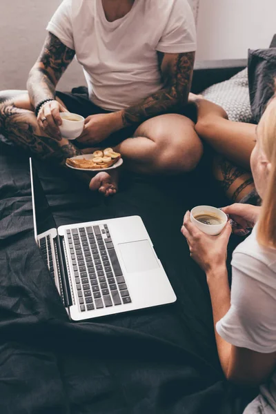 Пара пьет кофе в постели утром — стоковое фото