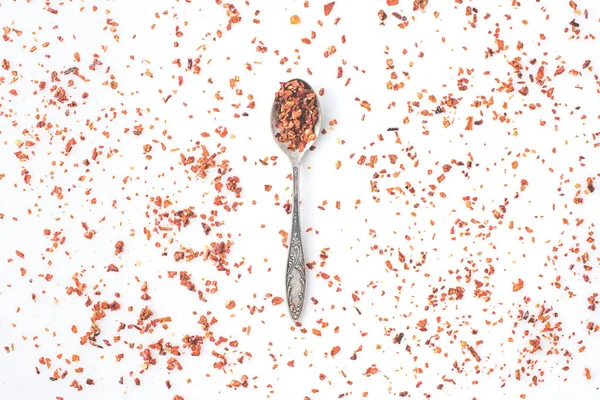 Cucchiaio con pepe rosso grattugiato — Foto stock