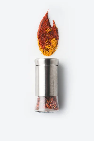Pfeffermühle mit Paprika und Curry — Stockfoto