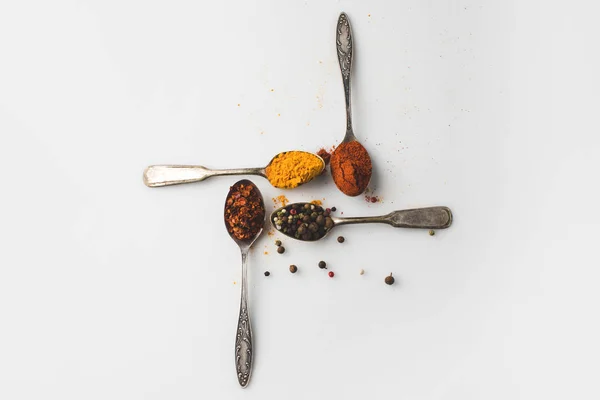 Cucchiai con varie spezie — Foto stock