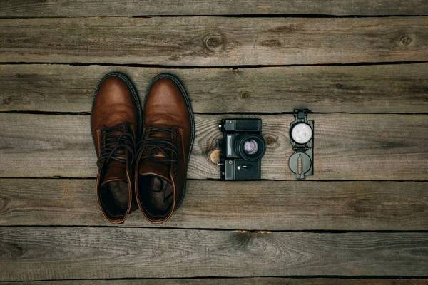 Zapatos marrones con cámara de película y brújula - foto de stock