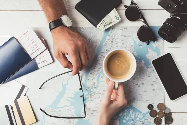 Casal planejamento de viagens com mapa — Fotografia de Stock