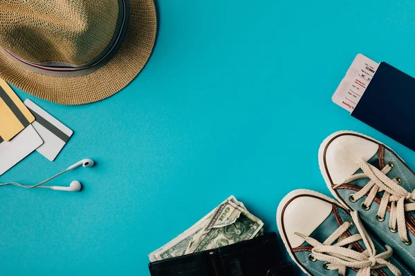 Dinero y tarjetas de crédito con sombrero y zapatos de goma - foto de stock