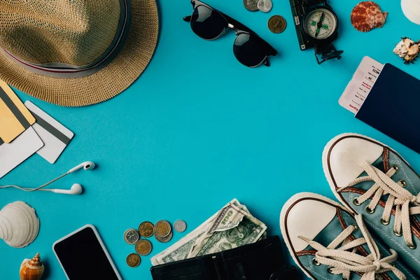 Dinero y pasaporte con zapatos de goma - foto de stock