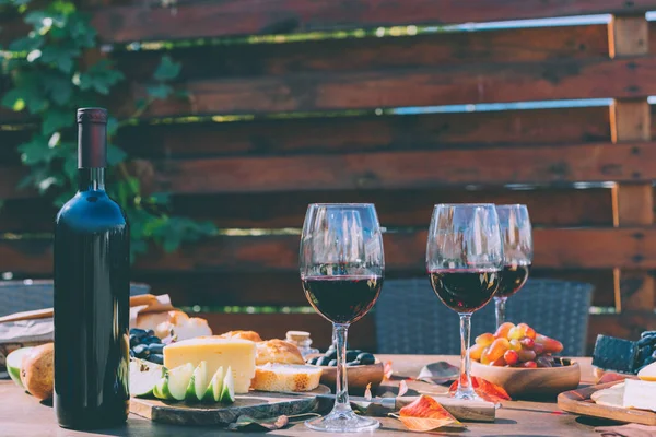 Червоне вино з різними закусками — Stock Photo