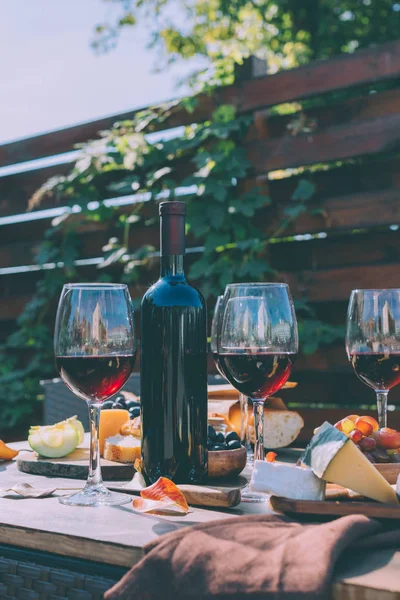 Rotwein mit verschiedenen Snacks — Stockfoto