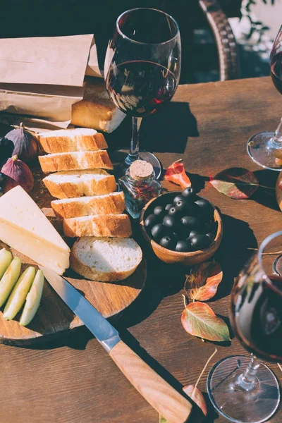 Rotwein mit verschiedenen Snacks — Stockfoto