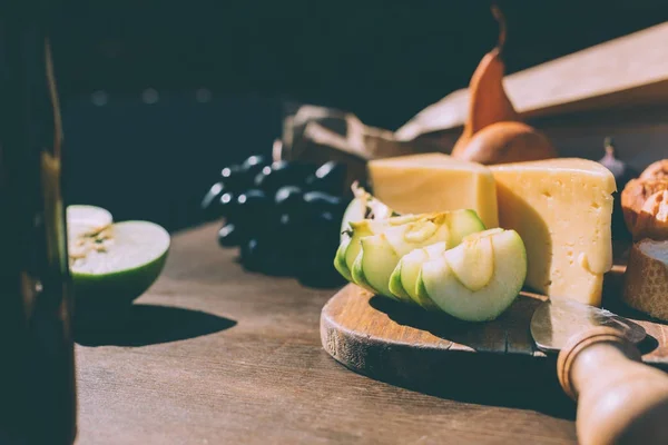 Frutas y quesos para vino - foto de stock