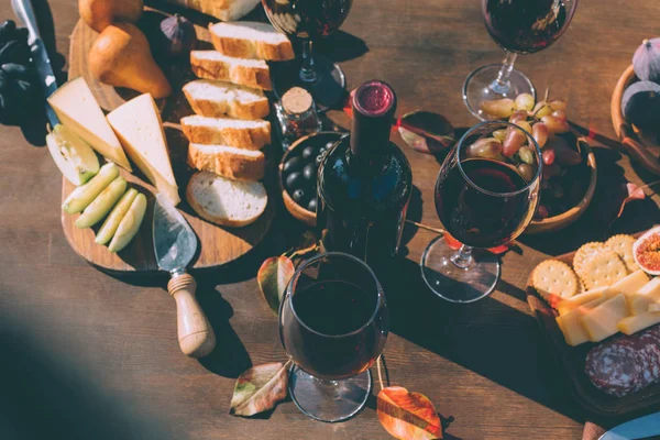 Vino tinto y aperitivos — Stock Photo