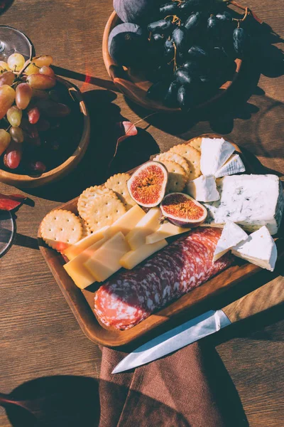 Vino tinto y aperitivos - foto de stock