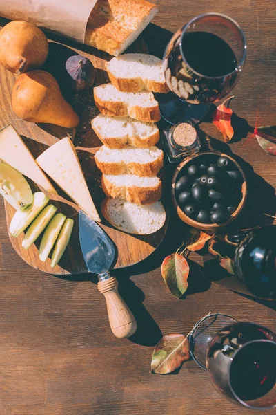 Rotwein und Snacks — Stockfoto