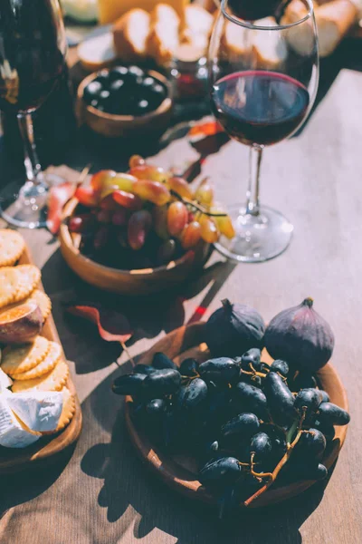 Grapes and figs as snacks for wine — Stock Photo