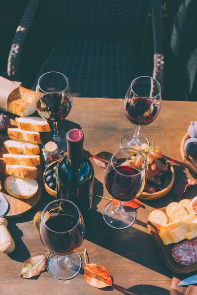 Red wine and variation of snacks — Stock Photo