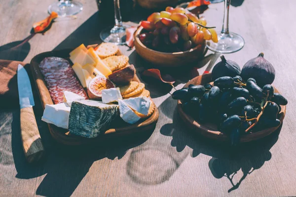 Diferentes snacks para vino - foto de stock