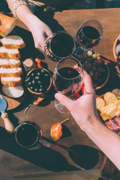 Casal copos clinking de vinho — Fotografia de Stock