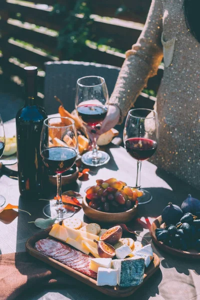 Femme tenant un verre de vin — Photo de stock