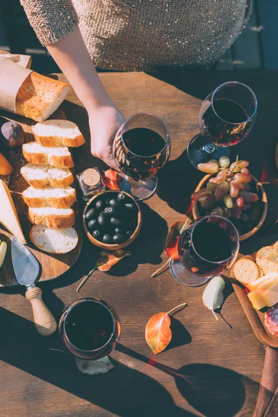 Femme tenant un verre de vin — Photo de stock