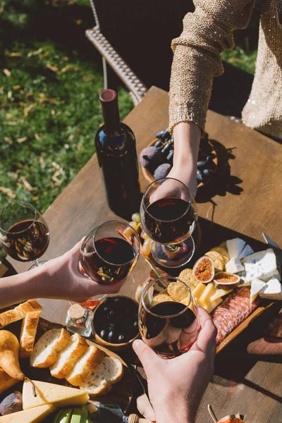 Gente tintineando vasos de vino - foto de stock