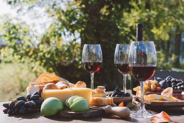 Vinho com frutas e queijo — Fotografia de Stock