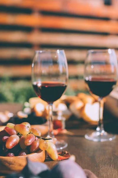 Червоне вино і миска винограду — стокове фото