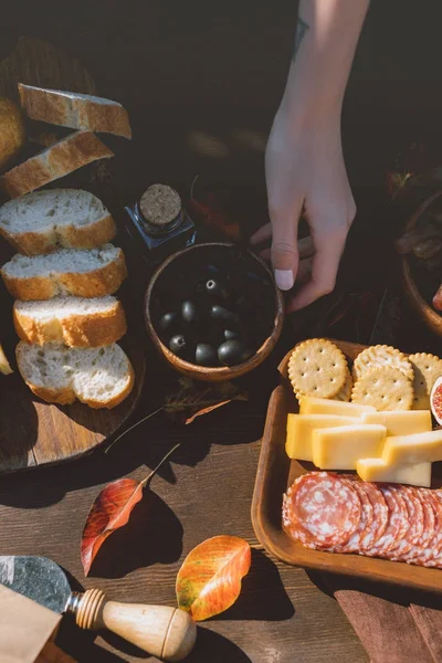 Mujer preparando aperitivos de vino - foto de stock