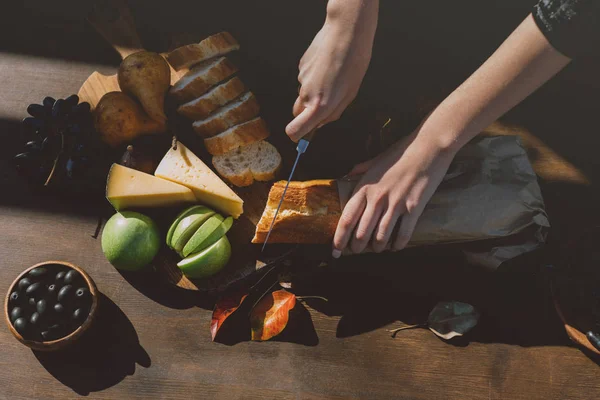 Slicing baguette — Stock Photo