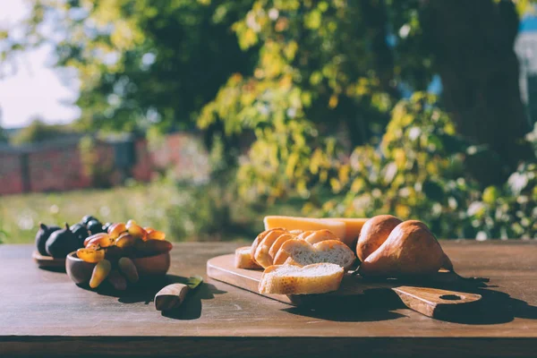 Queijo baguete fatiado e uvas — Fotografia de Stock