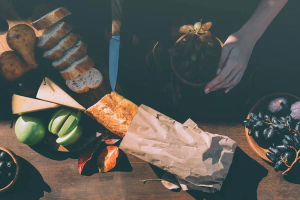 Femme préparant des collations au vin — Photo de stock